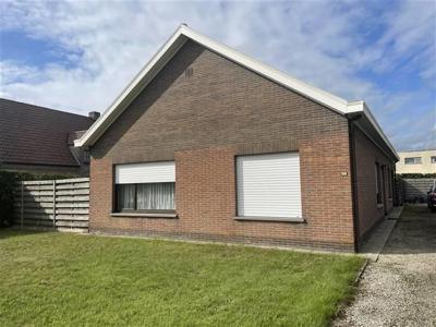 Gezellige bungalow met tuintje en ruime garage te huur tusse