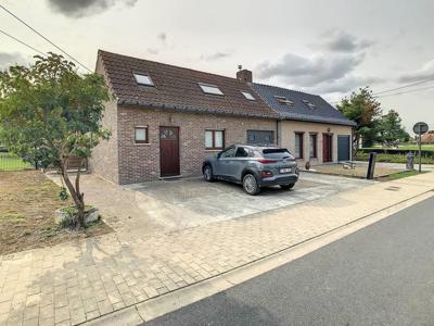 Halfopen woning met zonnige tuin en 3 slaapkamers