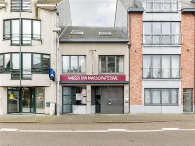 Handelspand met duplexappartement en achtergelegen werkhuis/