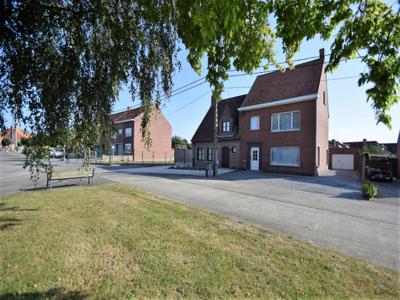 Mooi gelegen halfopen met 3 slaapkamers, garage en tuin