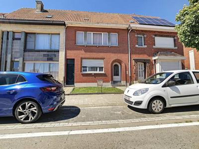 Te renoveren woning met drie slaapkamers te Bazel