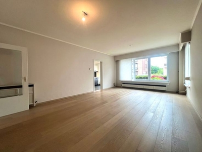 Gelijkvloers appartement met 3 slpk’s, tuin en garage