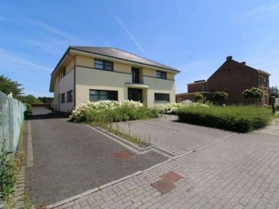 GOED GELEGEN VILLA MET RIANTE TUIN EN PRAKTIJKRUIMTE