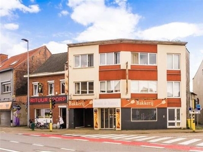 Handelsgelijkvloers met duplex appartement centrum Bonheiden