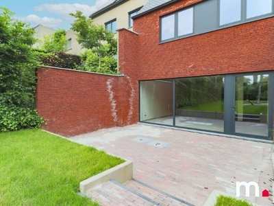 Moderne nieuwbouwwoning met prachtige tuin, garage en 4 sla