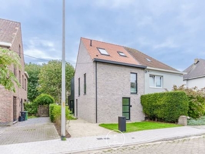 Nieuwbouwwoning met 4 slaapkamers en tuin te Wondelgem