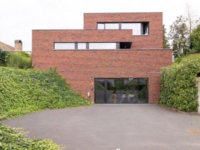 NIEUWBOUWWONING MET TUIN EN ZWEMBAD