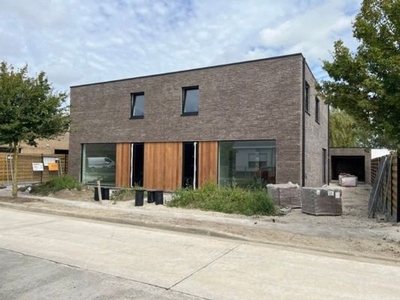 Nieuwbouwwoning met warmtepomp en zonnepannelen