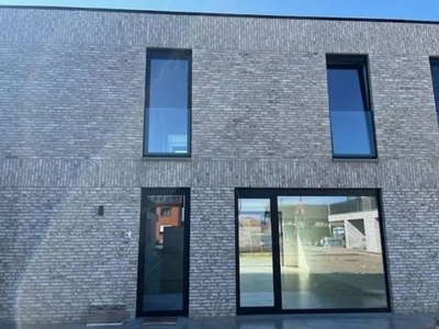 Ruime gesloten nieuwbouwwoning met 3 slaapkamers, terras, ke