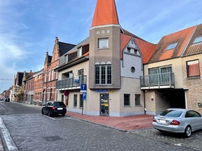 TE HUUR: Instapklaar duplex-appartement met 3 slaapkamers...