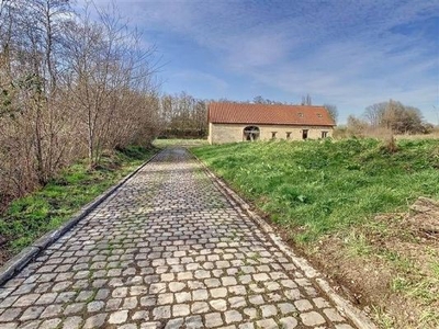 Te renoveren hoeve op 2 ha 82 ca