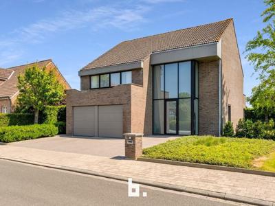 Bijzonder ruime, vernieuwde villa in rustige residentiële wi