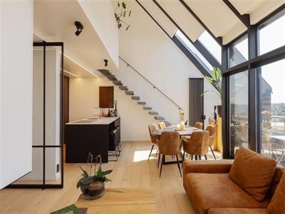 Hoogwaardig afgewerkt duplex-penthouse in hartje Sint-Niklaa
