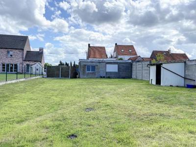 rustig gelegen, op te frissen halfopen woning op 820m²