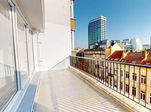 CHATELAIN: SUPERBE PENTHOUSE RENOVE 2 CHAMBRES + BUREAU