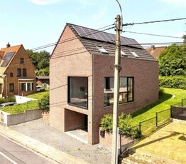 ENERGIEZUINIGE KWALITATIEVE VILLA met GARAGE, STADSTUIN!