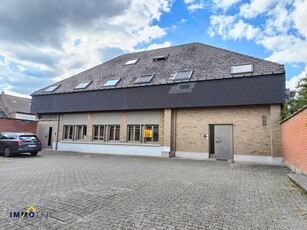 Gelijkvloers appartement met terras, tuin en garage.