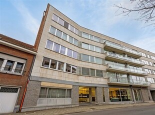 Lichtrijke gerenoveerde flat op toplocatie