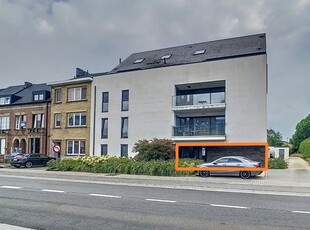 Modern appartement met twee slaapkamers, tuin en garage