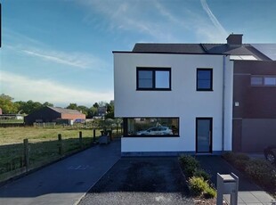 Moderne gezinswoning met 3 slaapkamers en tuin