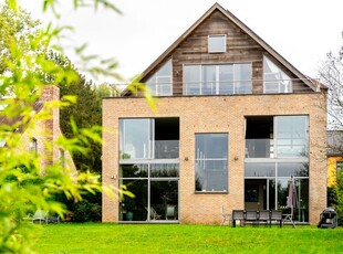 ONDER ARCHITECTUUR GEBOUWDE VILLA - LICHT EN UITZONDERLIJK