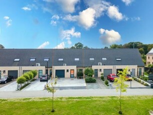 Recent gebouwde woning met 3 slaapkamers en tuin te koop ...