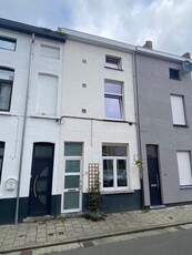 Woning met 3 slaapkamers en koer te huur!