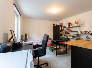 Gemeubelde studio met gemeenschappelijke keuken