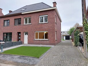 Gerenoveerde woning in rustige groene doorlopende straat