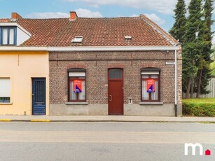 Halfopen bebouwing te Harelbeke met uitweg achteraan en 3 s