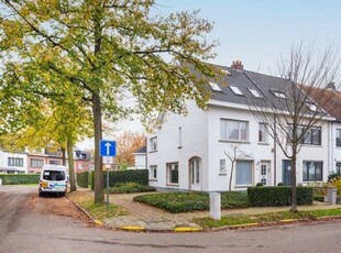 Opbrengsteigendom met 2 appartementen en 2 garageboxen