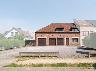 Charmante gerenoveerde woning met ruime tuin en garages