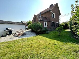 HÈZE, AANTREKKELIJKE 4-GEVEL VILLA, VOLLEDIG GERENOVEERD.