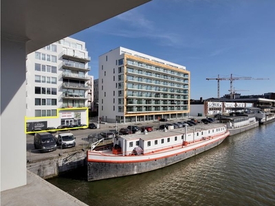 216 m² winkelruimte en HoReCa tegenover Tour&Taxis