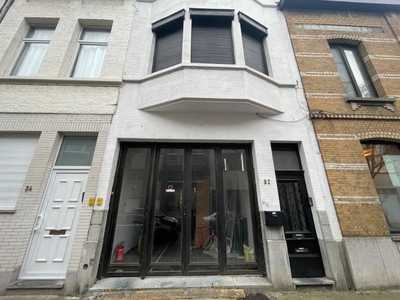 Goed gelegen gelijkvloers appartement of atelier met mooi...