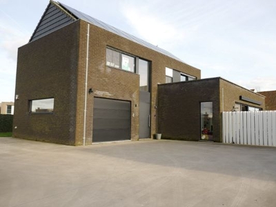Ruime en recente, energiezuinige open bebouwing met vier slaapkamers, twee garages en zonnige tuin te Zedelgem.