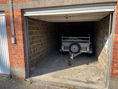 Ruime gesloten garagebox te huur