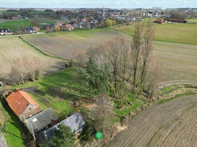 Uniek gelegen grond/hoeve op 2690 m² te Gits