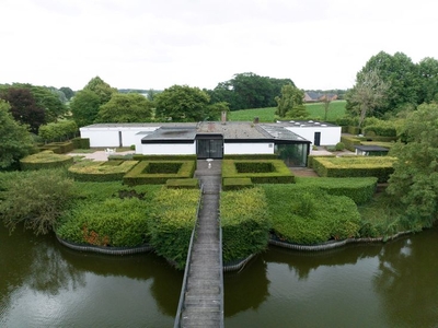 Unieke laagbouwvilla in oase van water en groen op ca. 1,3