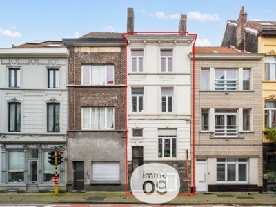 Vergunde opbrengsteigendom met 2 appartementen op goede locatie in Gent