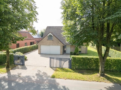 Villa met grote tuin en polyvalent tuinhuis