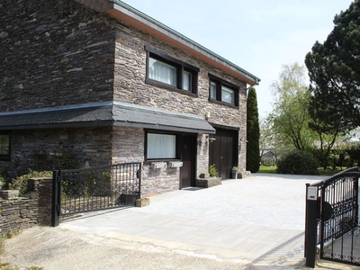 Bemeubeld landhuis met grote veranda, pergola en tuin