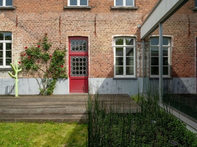 Imposante herenwoning met moderne aanbouw en zwemvijver