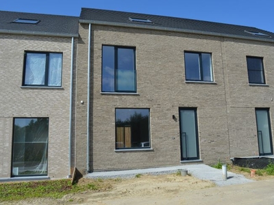 Nieuwbouwwoning met tuin, garage en 4 slaapkamers op een ru