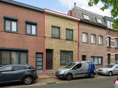 Te renoveren woning met 2 (mog.3) slaapkamers en ruime tuin te Deurne!