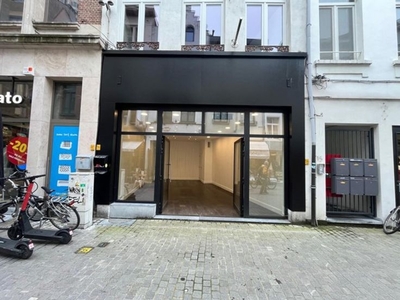 Vernieuwde winkel ±128m² in een drukke verkeersader!