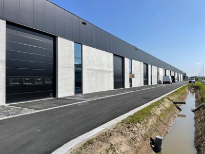 402m² nieuwbouw kmo unit met 4 parkeerplaatsen te huur in Lo