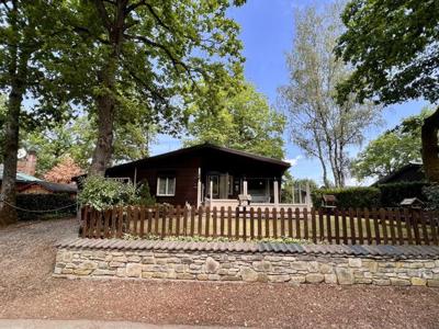 VERKOCHT ! ! Bungalow 2 kamers en garage, in heel goede staa