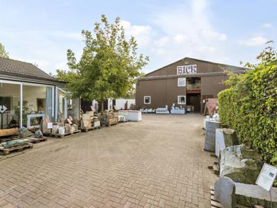 Centraal gelegen groot magazijn + woonst op 2459m²