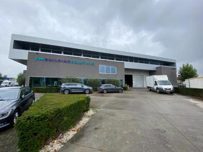 Industrieel gebouw met ADR-magazijn te huur in Deinze